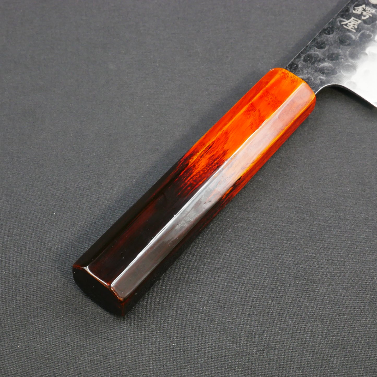 モリブデンバナジウム鋼 黒打 鎚目 切付三徳 樫漆八角柄