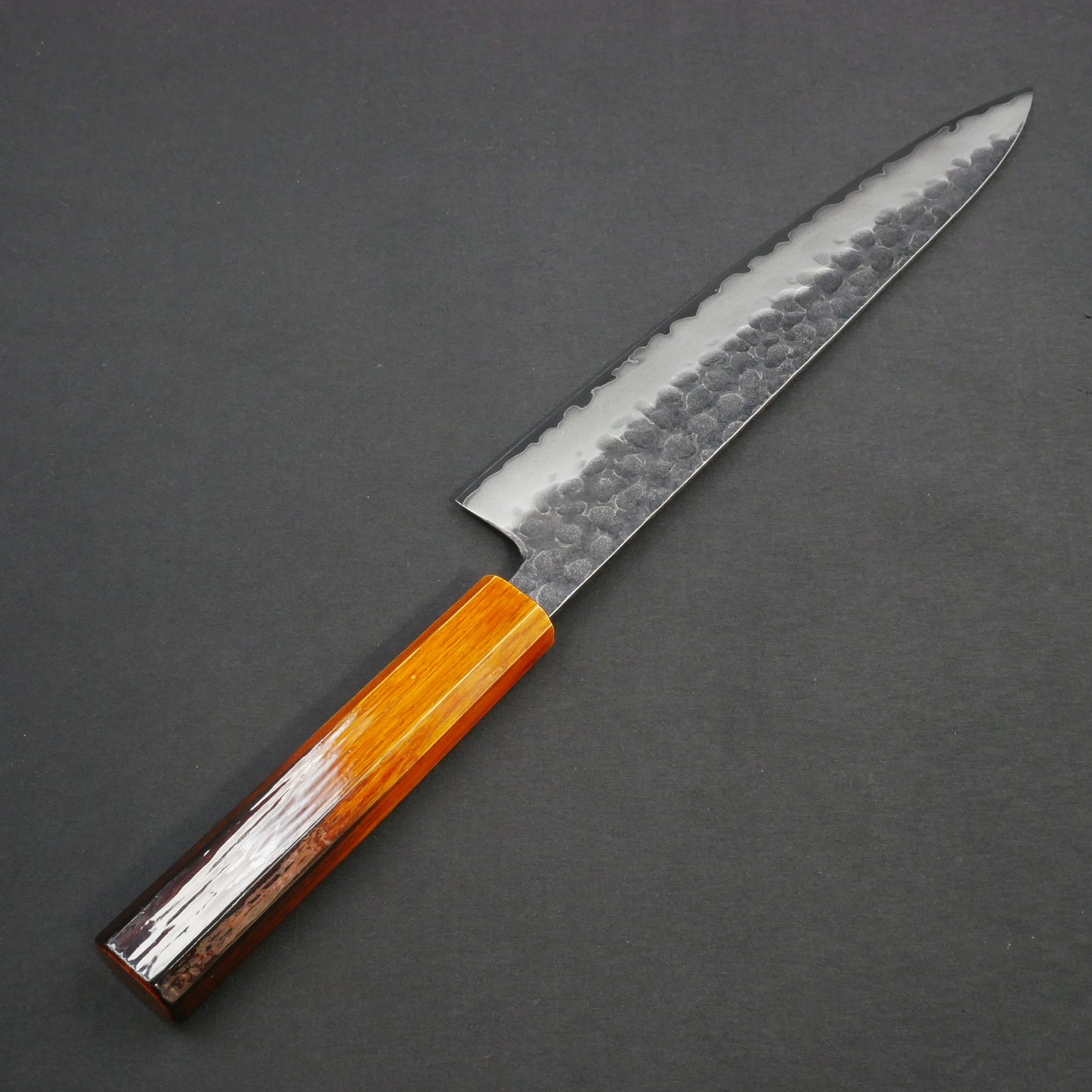 モリブデンバナジウム鋼 黒打 鎚目 牛刀 樫漆八角柄