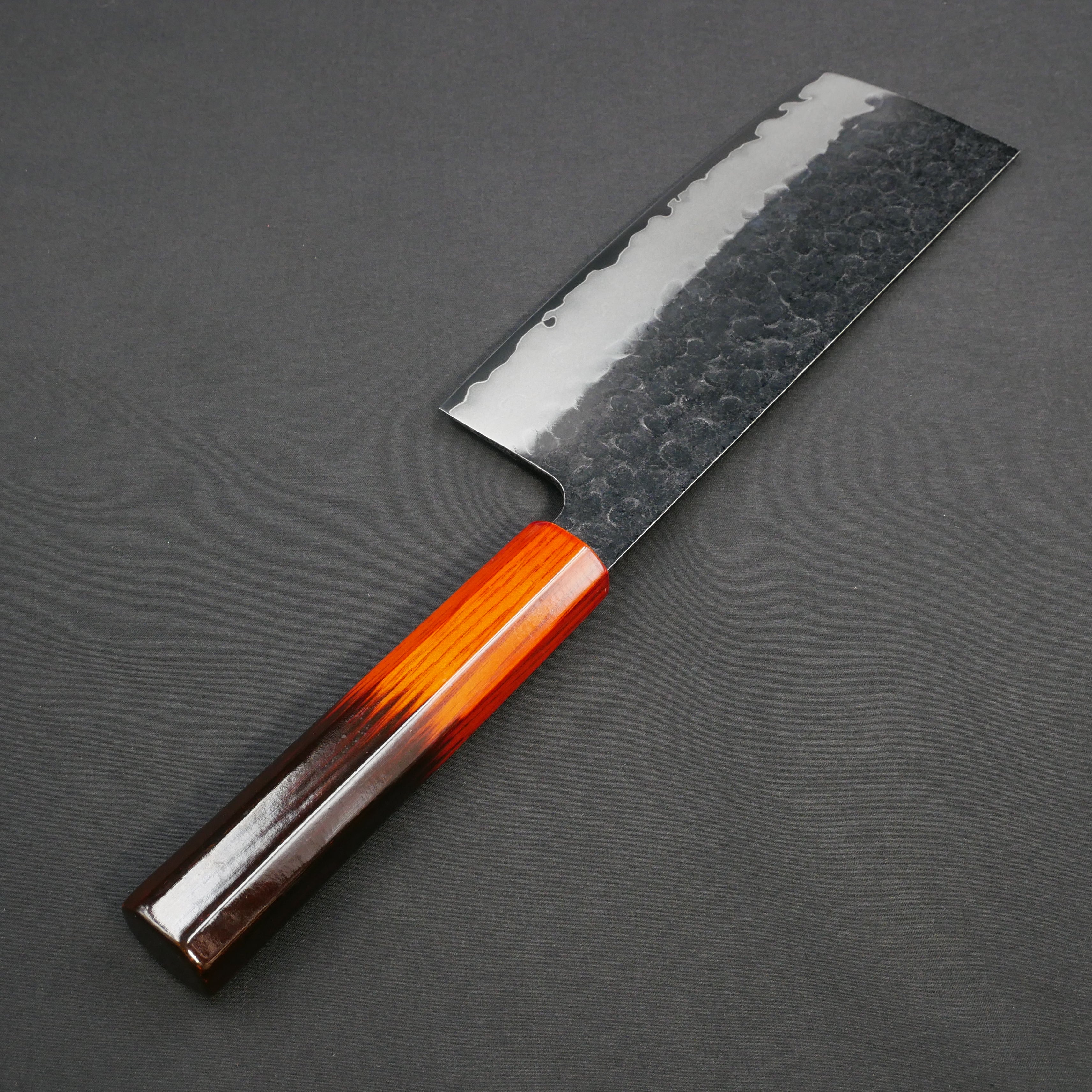 モリブデンバナジウム鋼 黒打 鎚目 幅広菜切 樫漆八角柄 – つば屋庖丁店