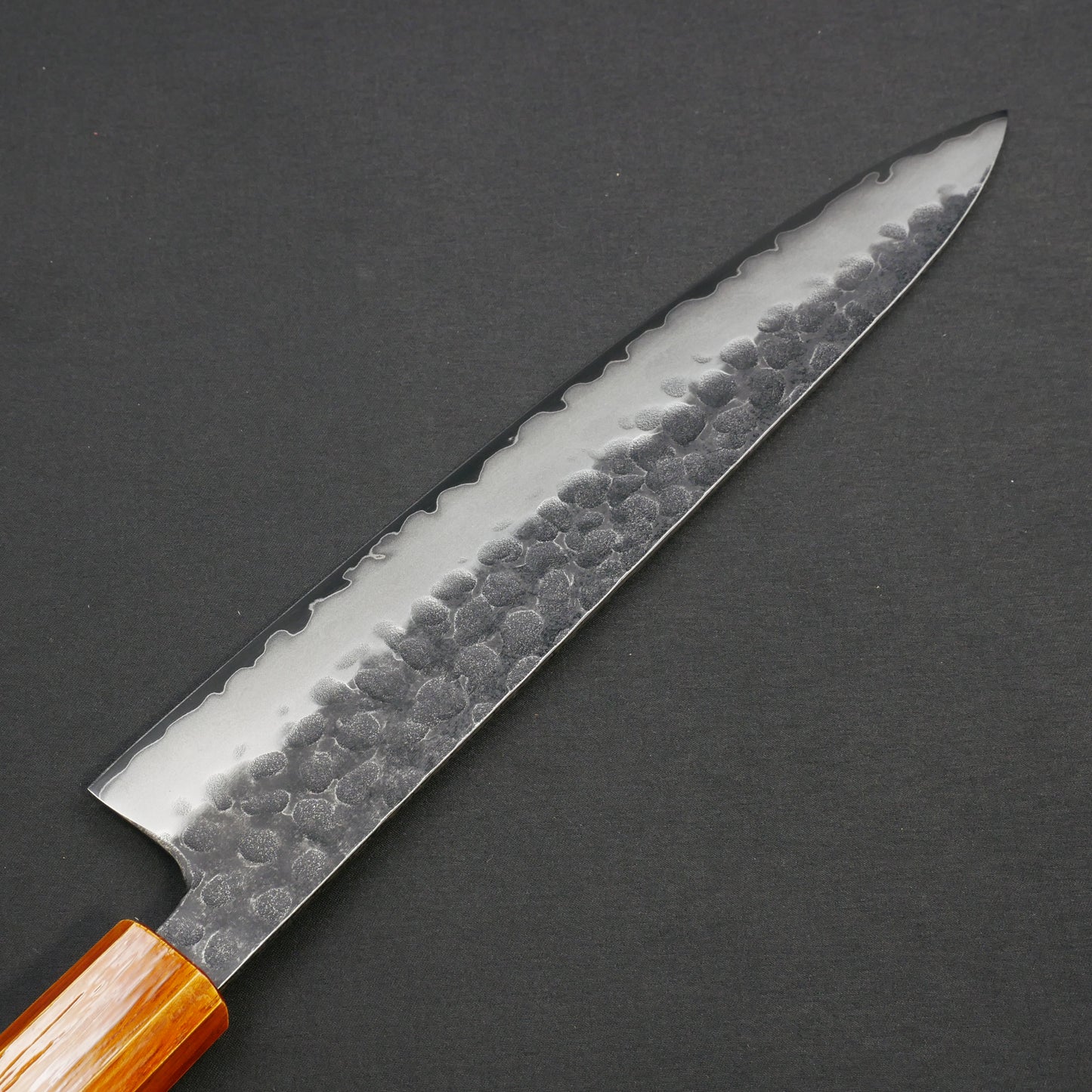 モリブデンバナジウム鋼 黒打 鎚目 牛刀 樫漆八角柄