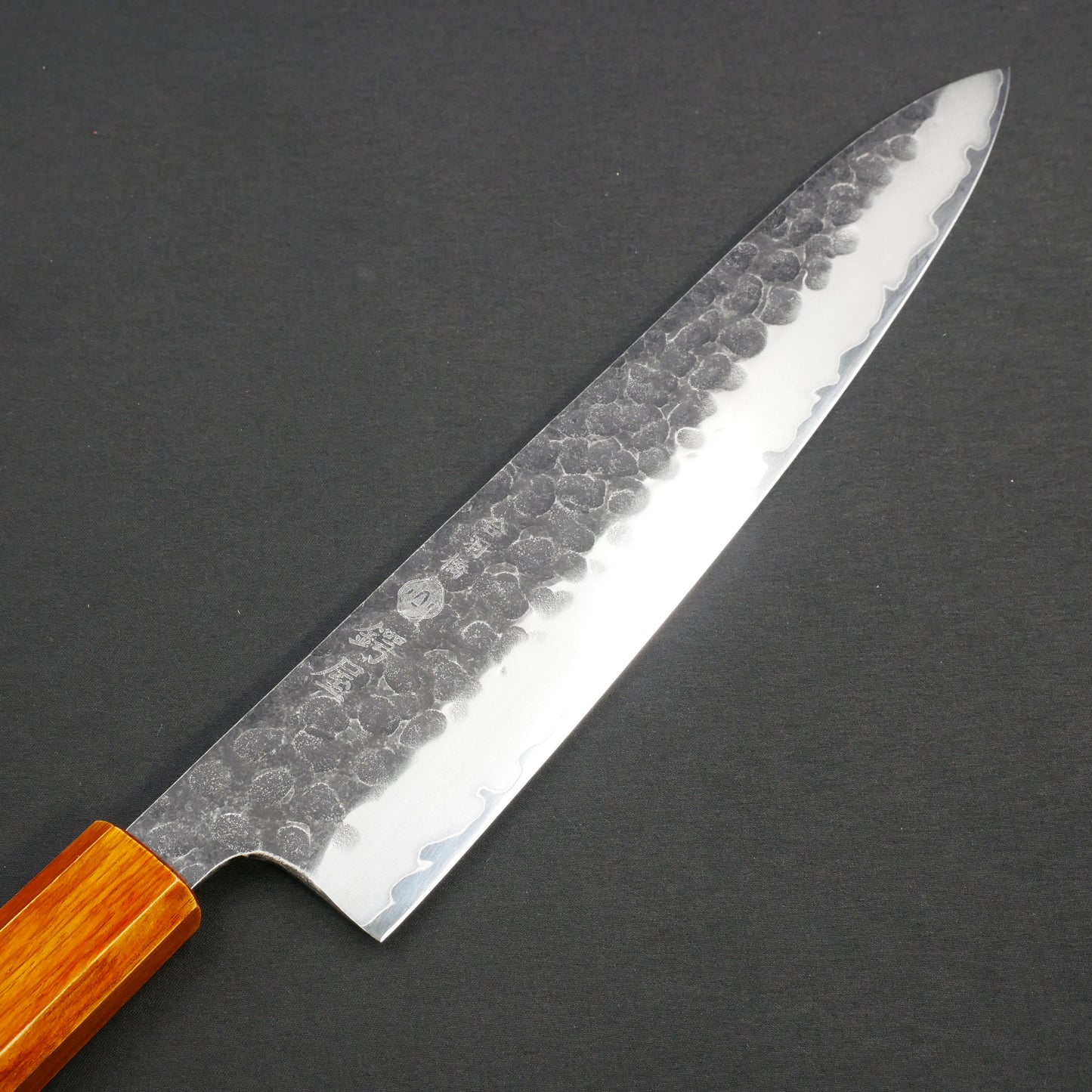 モリブデンバナジウム鋼 黒打 鎚目 牛刀 樫漆八角柄