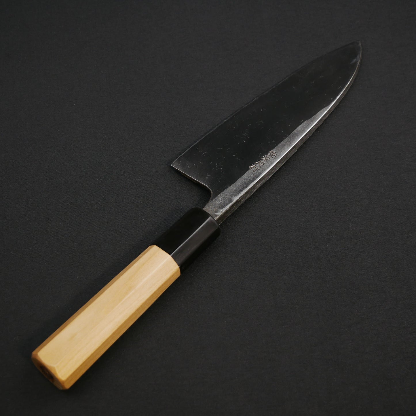 白二鋼 黒打 鎚目 出刃 朴八角柄