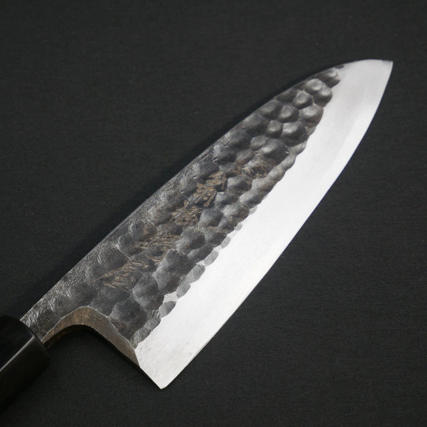 白二鋼 黒打 鎚目 出刃 朴八角柄