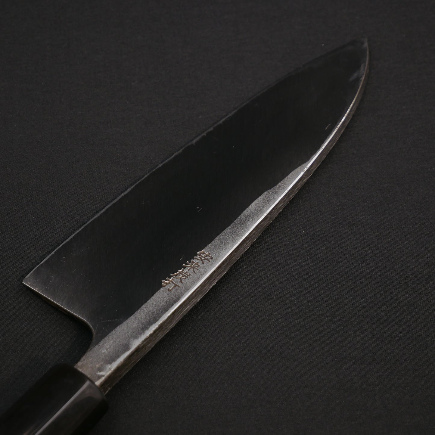 白二鋼 黒打 鎚目 出刃 朴八角柄