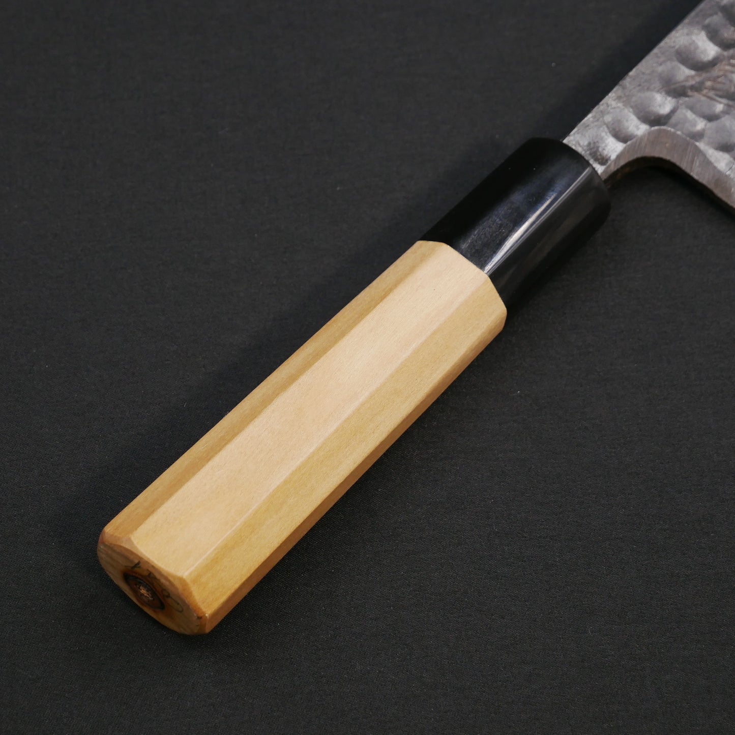 白二鋼 黒打 鎚目 出刃 朴八角柄