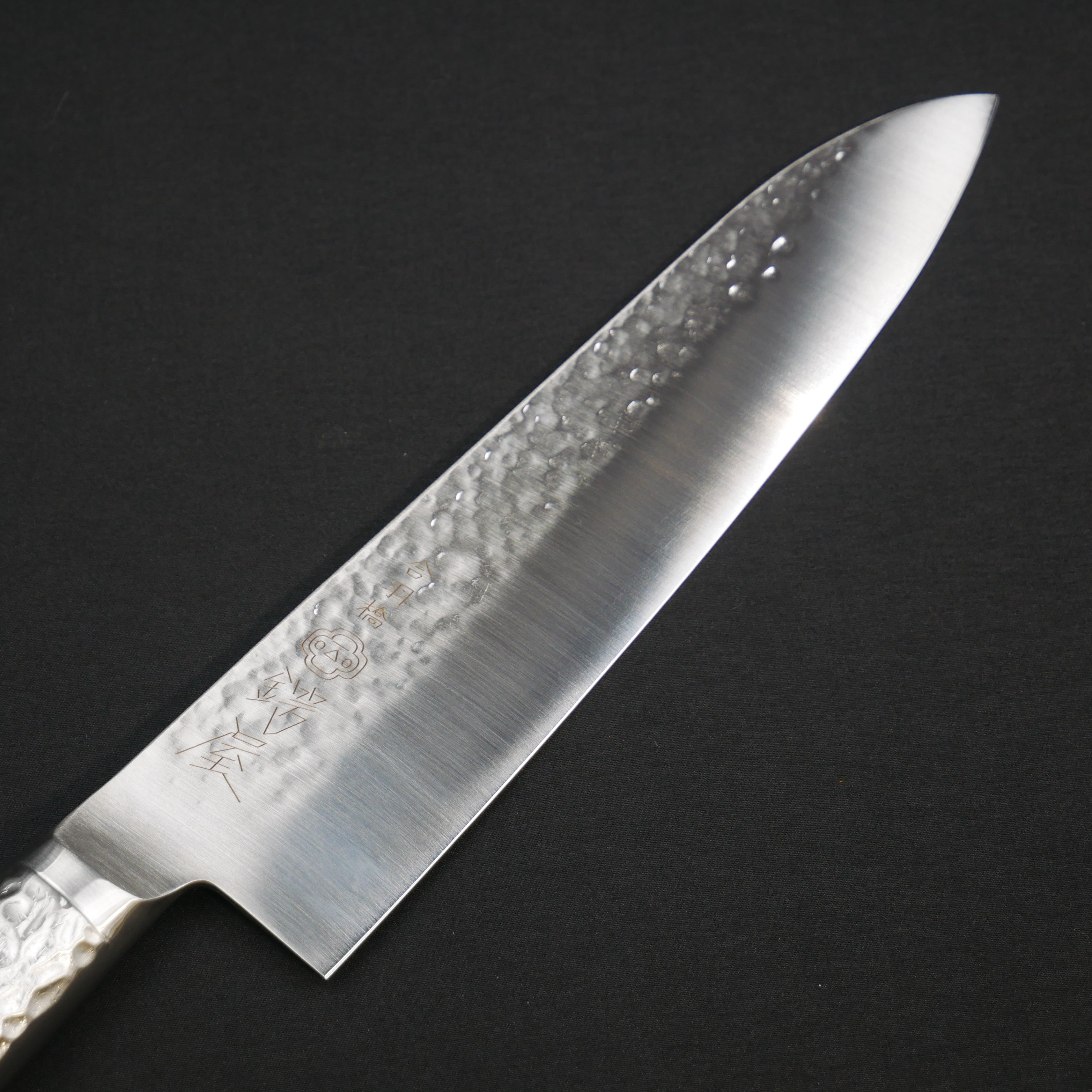 タダフサ　牛刀　24cm　モリブデンバナジウム鋼 モリブデンバナジウム鋼 鎚目 牛刀 ステンレス柄 – つば屋庖丁店